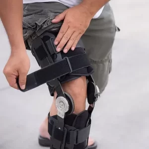 man putting on knee brace